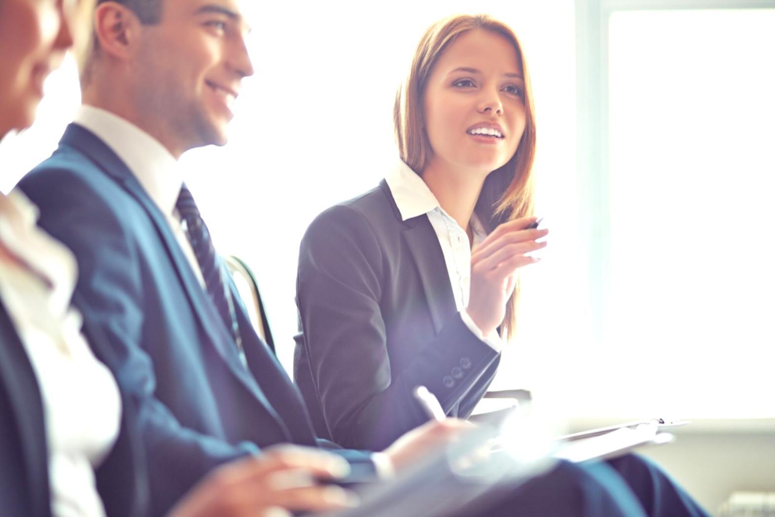 Estudiante participando en sesión de mentoría empresarial flexible